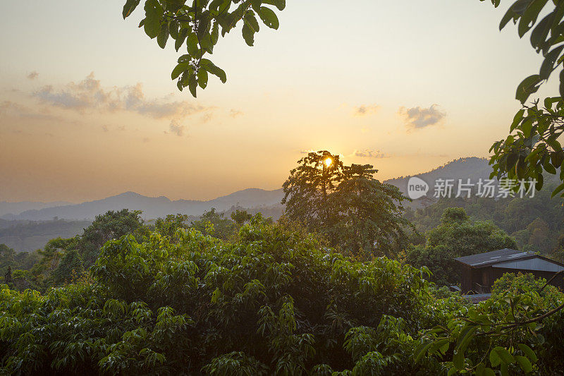 夕阳下的泰国东北部Phu Langka山周围的林地和景观